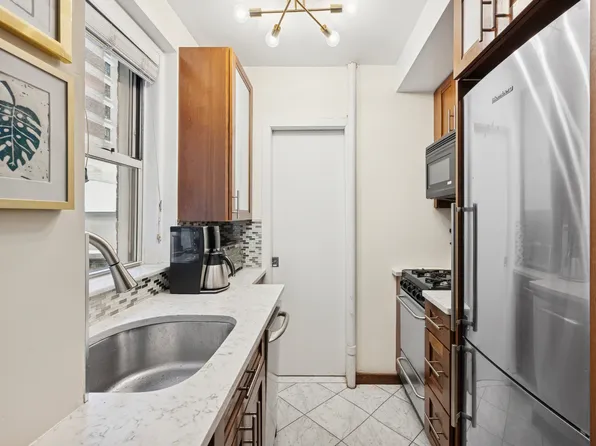 333 East 43rd Street image 3 of 6