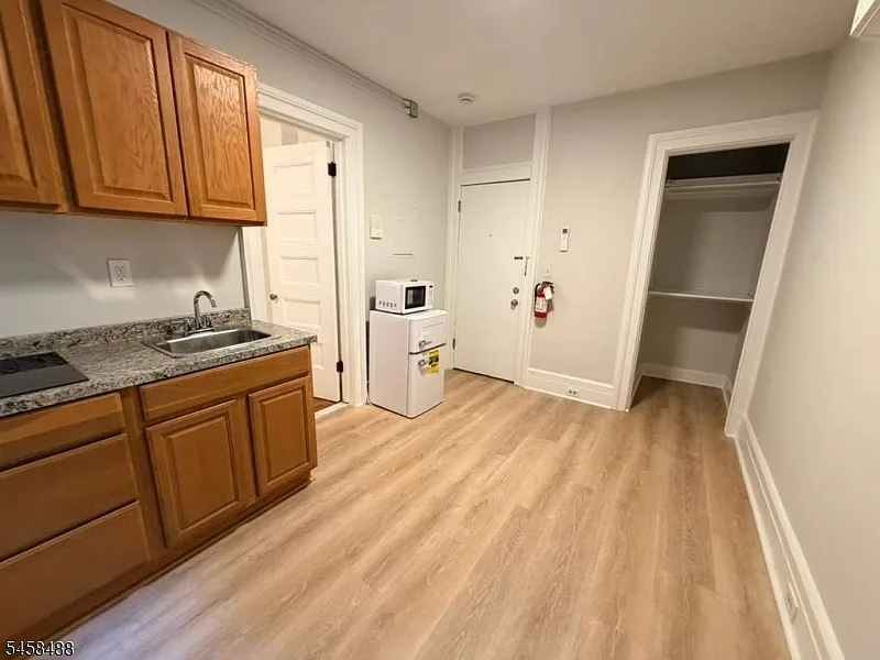 1 bed, 1.0 bath, $1,250 — Photo 2
