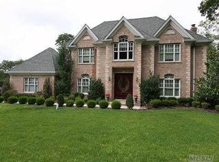 3 Kodiak Dr, Woodbury, NY 11797