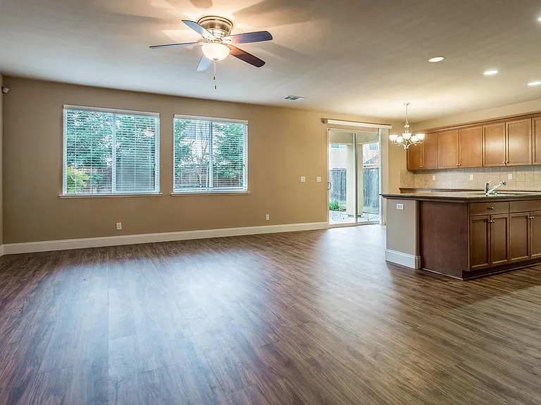 4044 Heritage Ln — Photo 11