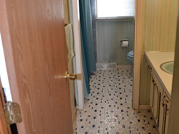 5th image of 8 Brickley Dr
