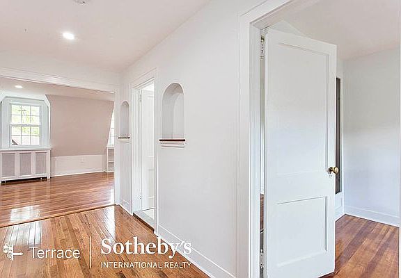 2nd image of 380 Burns St Floor 2