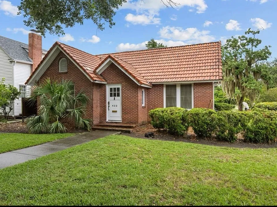 423 SW 10th St