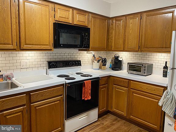 5th image of 605 Admiral Dr Unit 208