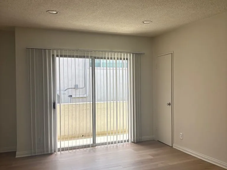 1435 S Bundy Dr — Photo 12