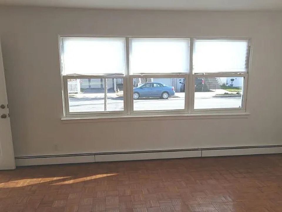 1st image of 209 Weed Ave #1