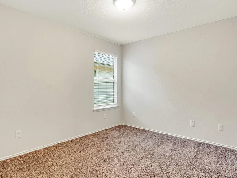 117 Nathaniel Dr — Photo 4