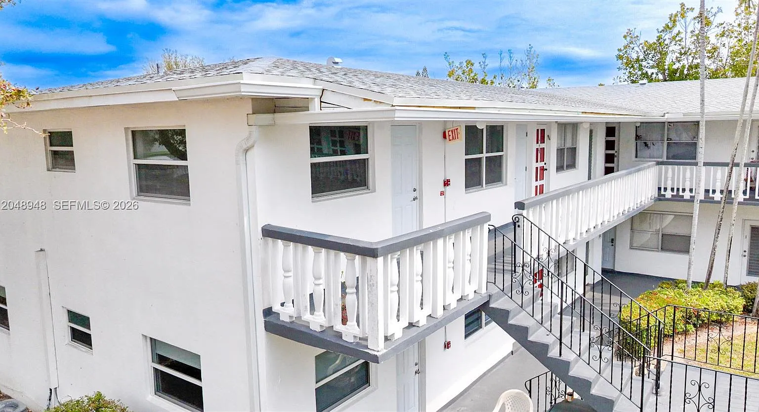Pell Manor Condominium 3 — Photo 1
