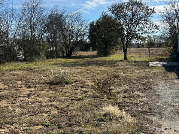 606 Water St, Whitesboro, TX 76273