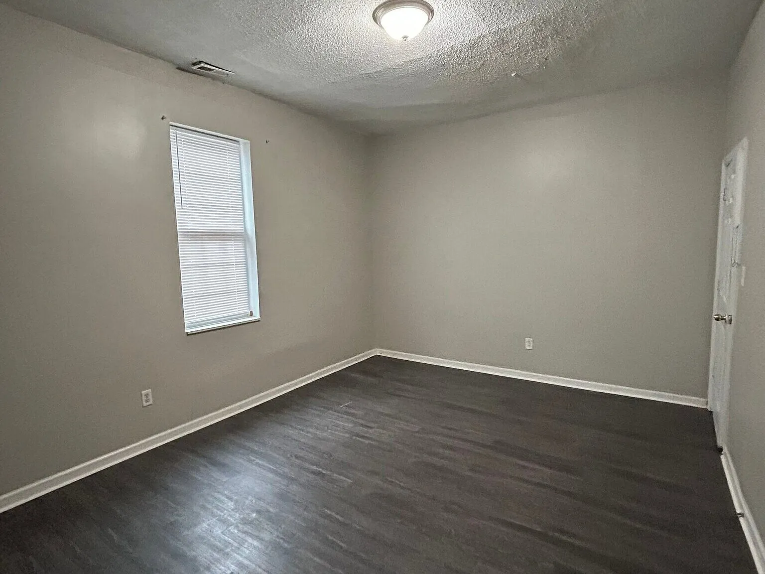 3 bed, 1300 sqft, $1,300 — Photo 4