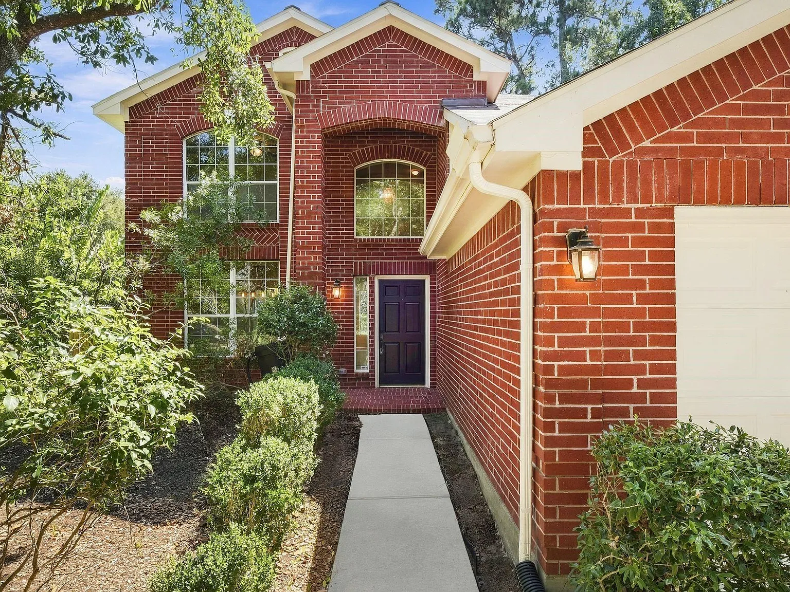 5 bed, 2.5 bath, 2437 sqft, $2,500 — Photo 1