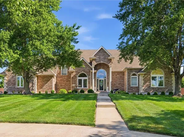 15586 Cedar Ln, Basehor, KS 66007