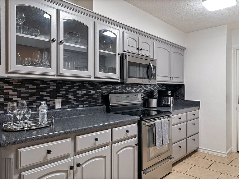 2403 N Carrier Pkwy — Photo 14