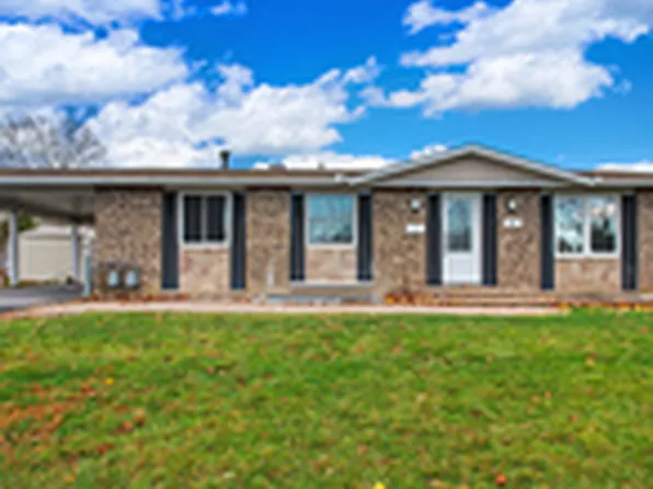 2 Folkstone Ct #A, Ottawa, ON K1B 4J9
