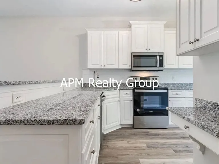 408 Summit Sq — Photo 2
