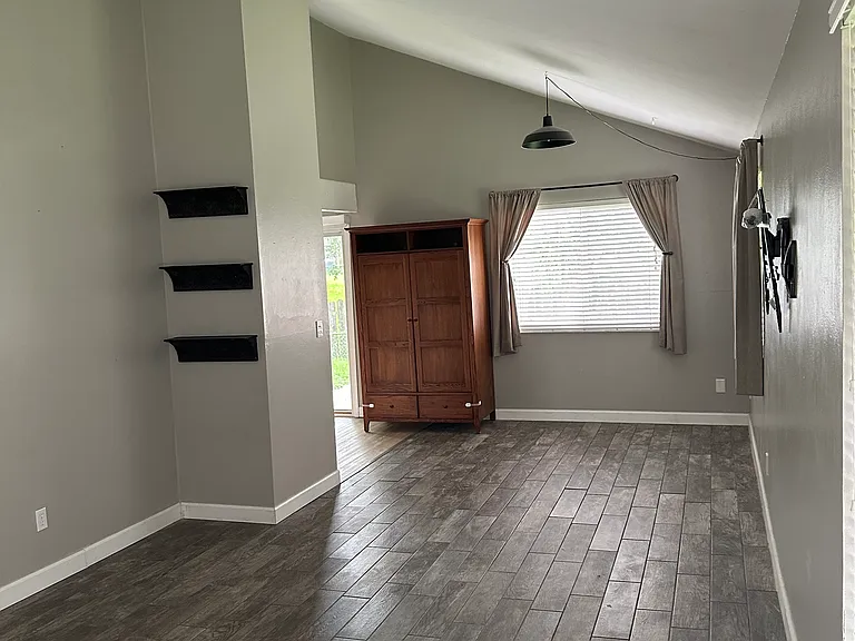 409 Far Hill Dr — Photo 2