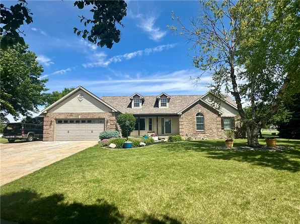 916 Lakeshore Dr, Tuscola, IL 61953