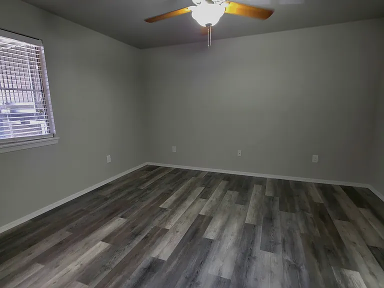 1185 W University Ave — Photo 11