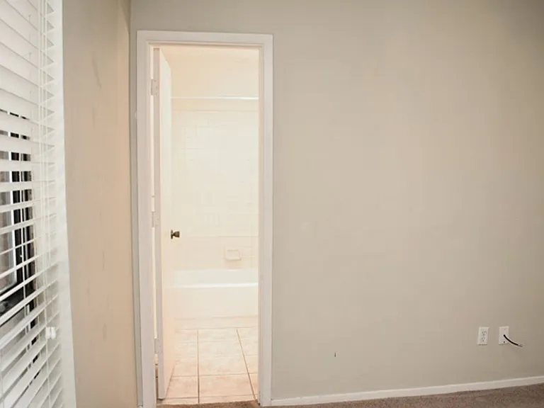 7009-7011 Overton Park — Photo 9