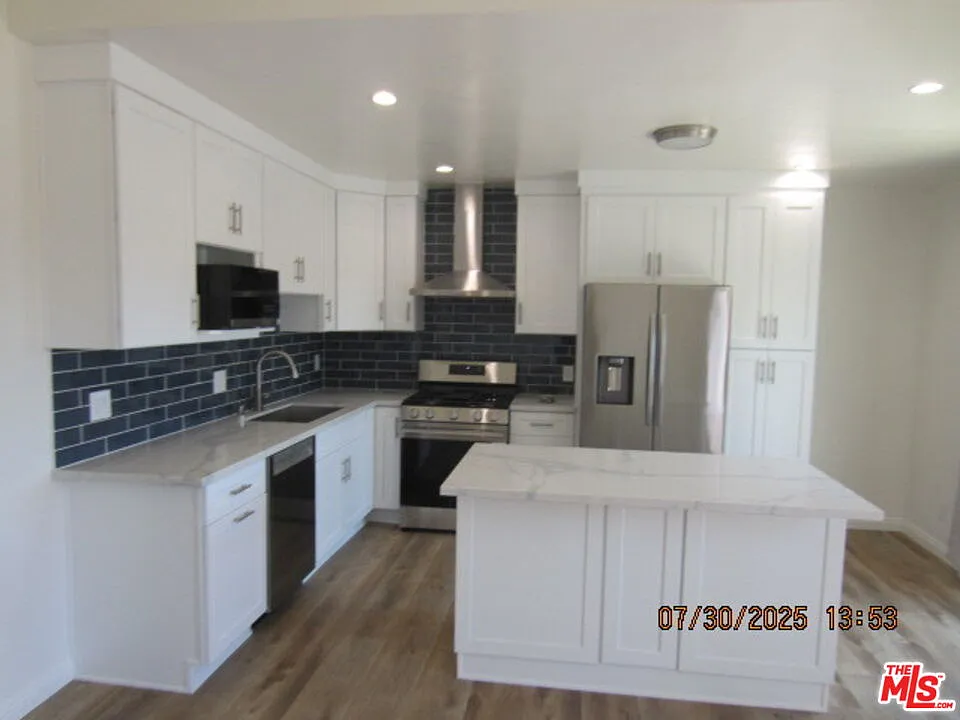3 bed, 2.0 bath, 1300 sqft, $5,200 — Photo 3