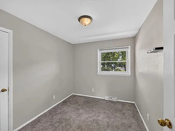 Charming 3 Bed 1 Bath Home in Stamford, CT - $3963/month — Photo 4