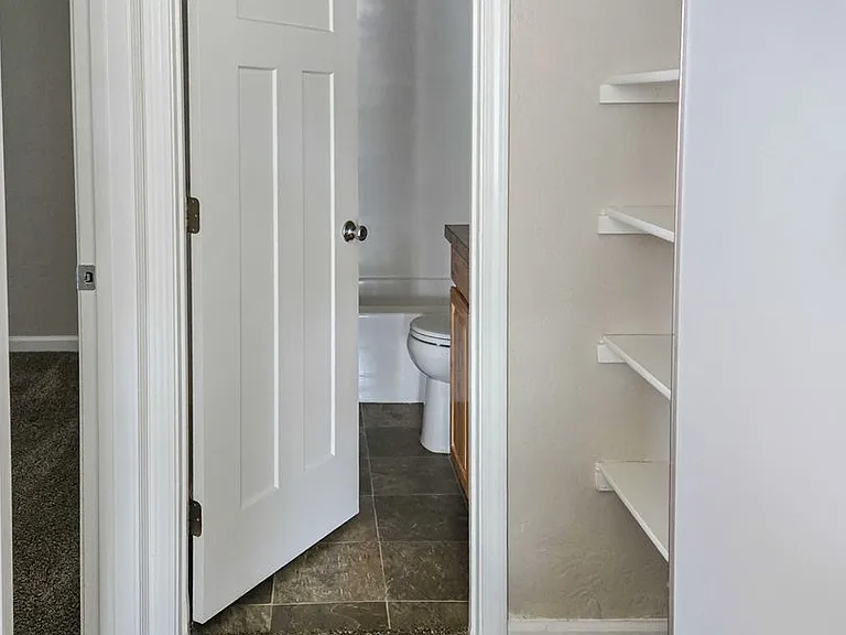 Apartment in West Salem near banks, shopping areas, bus lines, and downtown! ~ Colonial — Photo 27