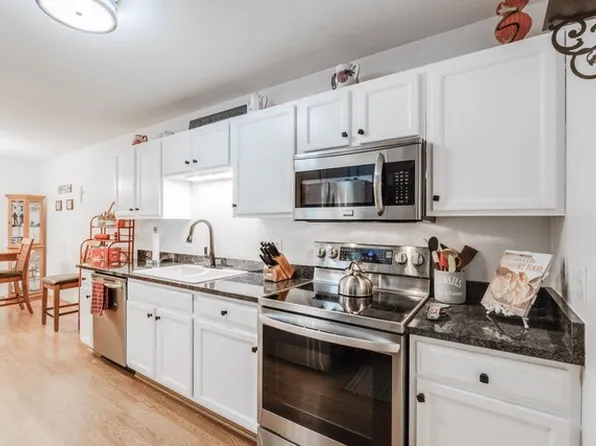 8055 Lexington Pl APT 2, Pleasant Prairie, WI 53158