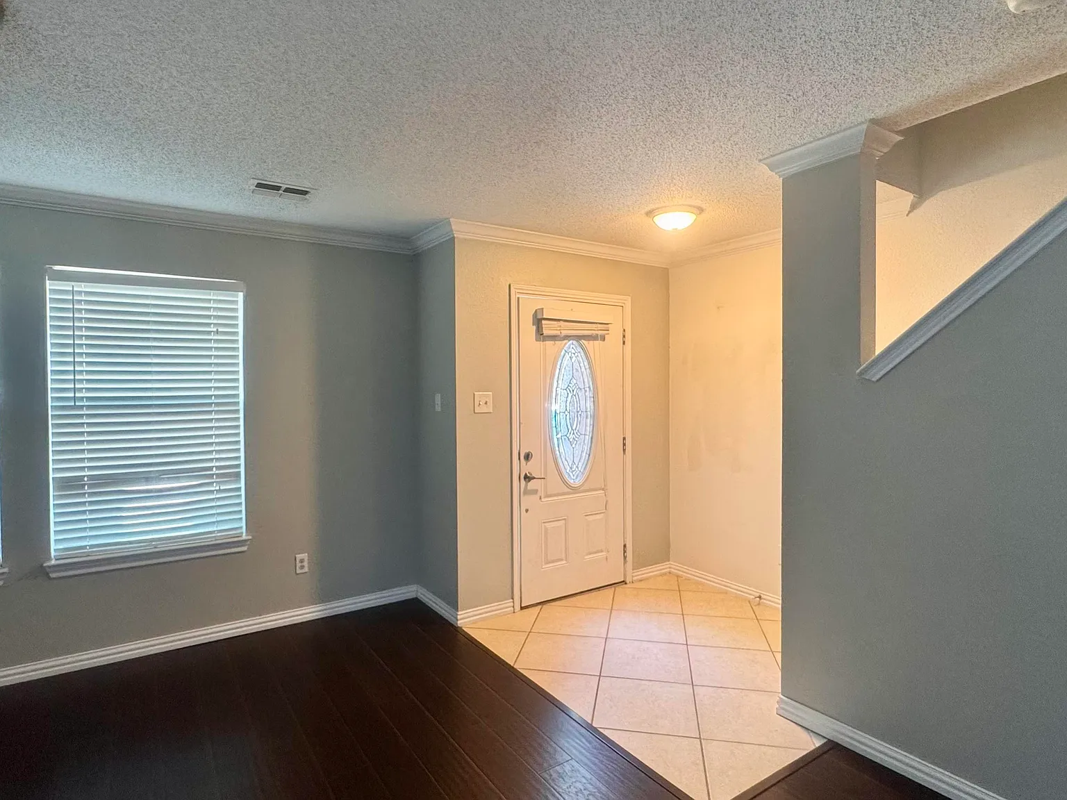 3 bed, 2.5 bath, 2306 sqft, $2,200 — Photo 2