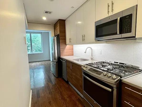 843 Lexington Avenue image 1 of 11