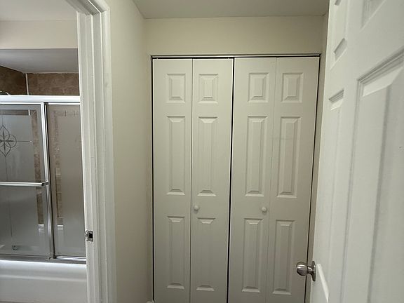 4th image of 6013 N Winthrop Ave #101