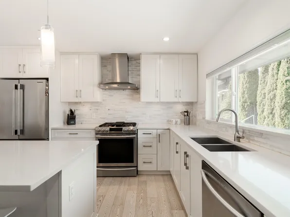 1056 Dansey Ave, Coquitlam, BC V3K 3H3