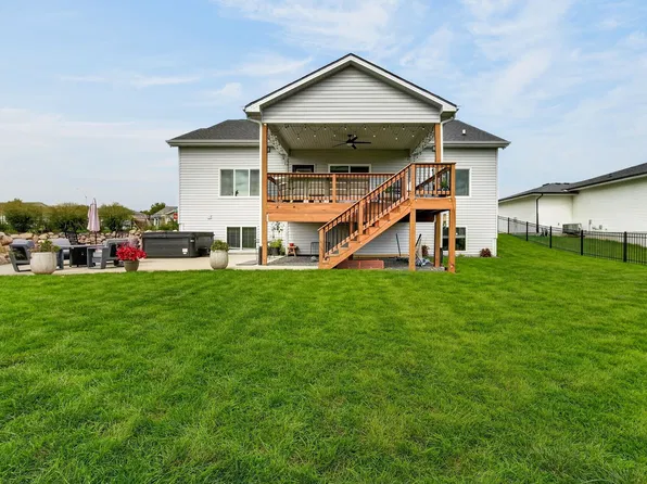 9190 Cody Dr, West Des Moines, IA 50266