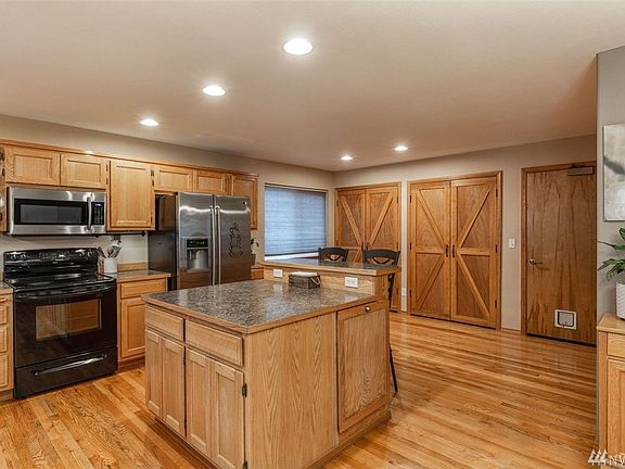 5th image of 804 N Granite Ave