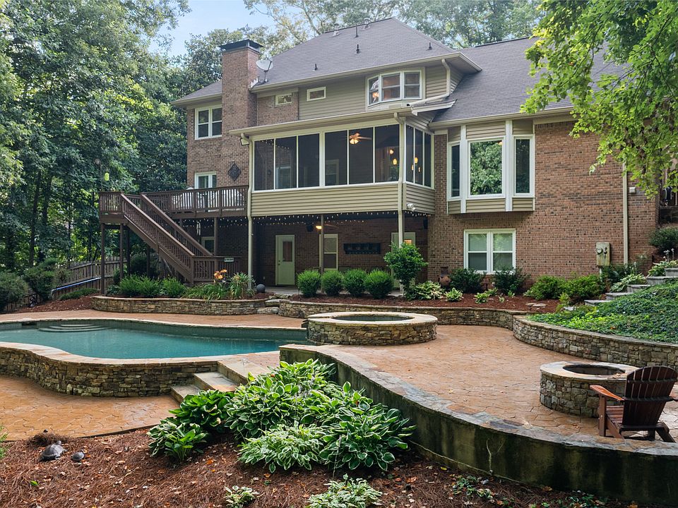 1st image of 425 Waverly Hall Dr