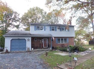 5753 Kernsville Rd, Orefield, PA 18069