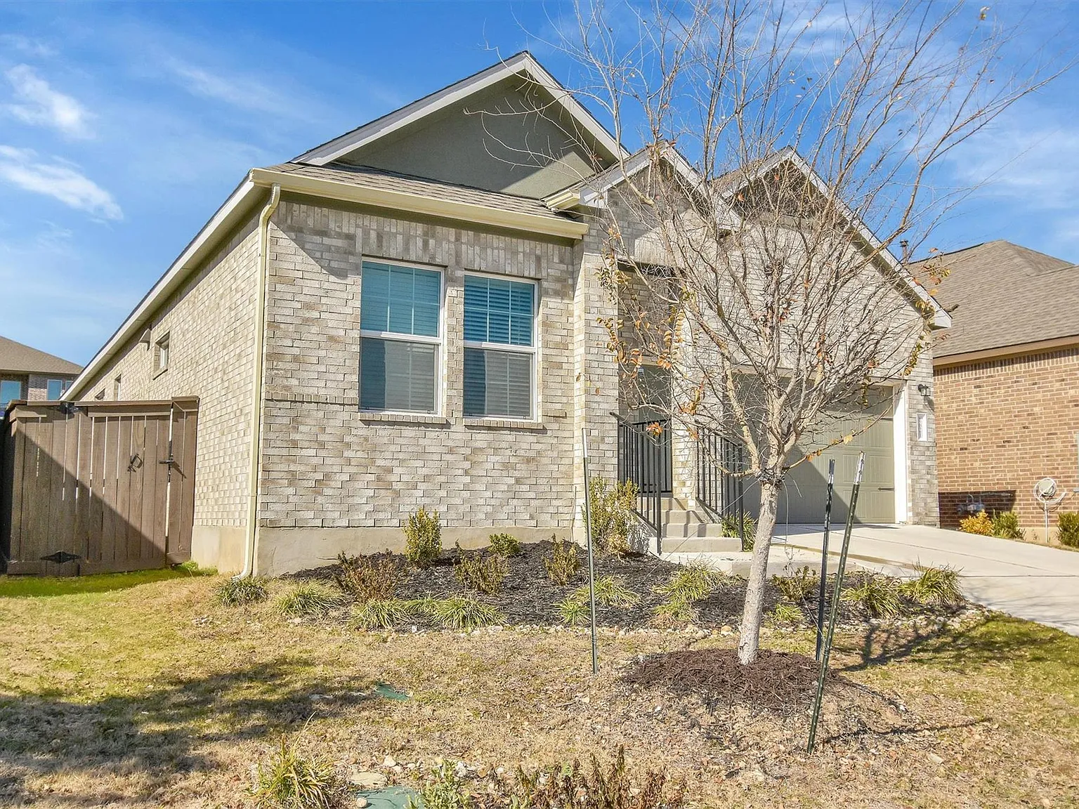 4 bed, 3.0 bath, 2000 sqft, $2,200 — Photo 3