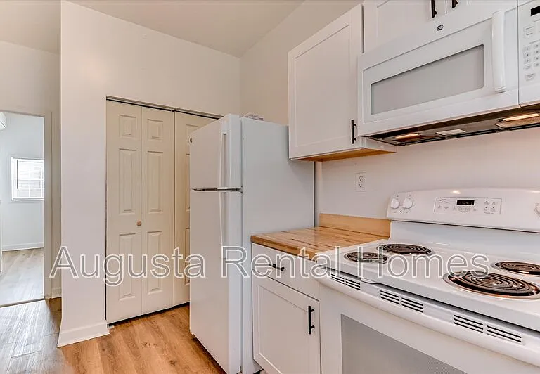 1936 Warren St #B — Photo 17