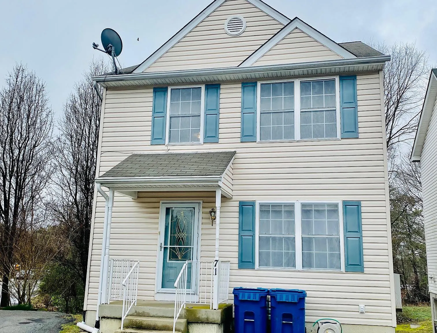 3 bed, 2.5 bath, 2112 sqft, $2,200 — Photo 1