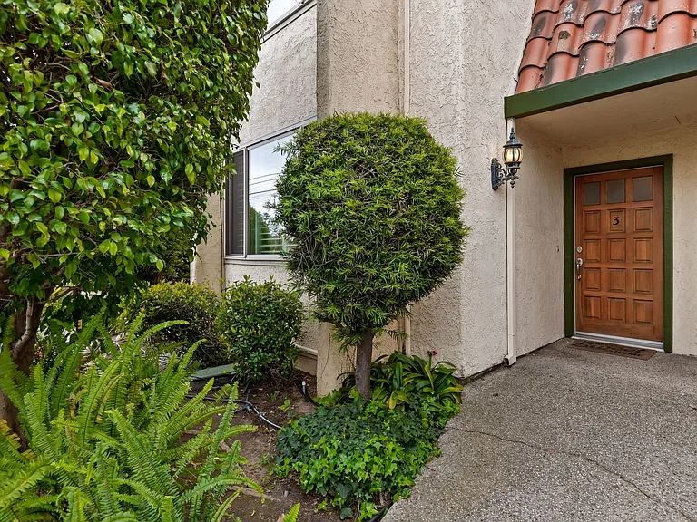 130 W Alamar Ave #3 — Photo 1