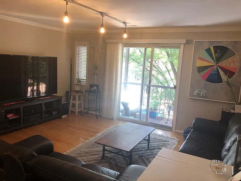 1103 N Taylor St — Photo 2