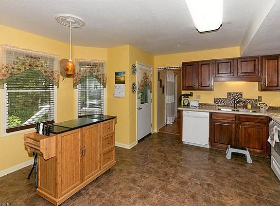 3rd image of 208 Pine Berry Cir