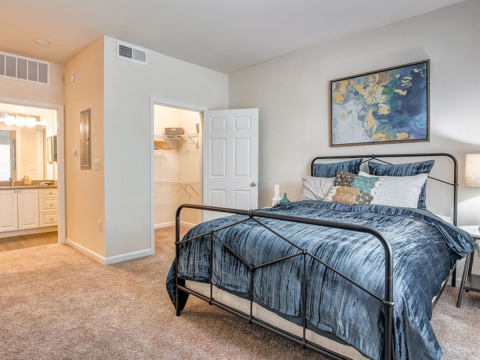 Bedroom with Kitchen and Walk-in Closet