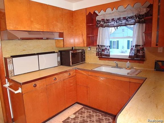 4th image of 888 Troywood Dr