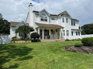 15 Embassy Rd, Selden, NY 11784