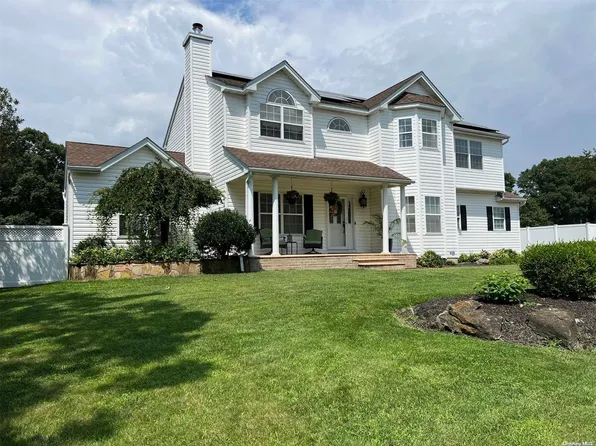 15 Embassy Road, Selden, NY 11784