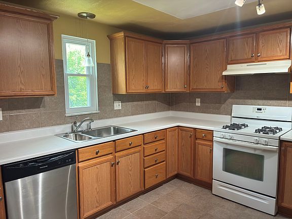 5th image of 211 Verdant St