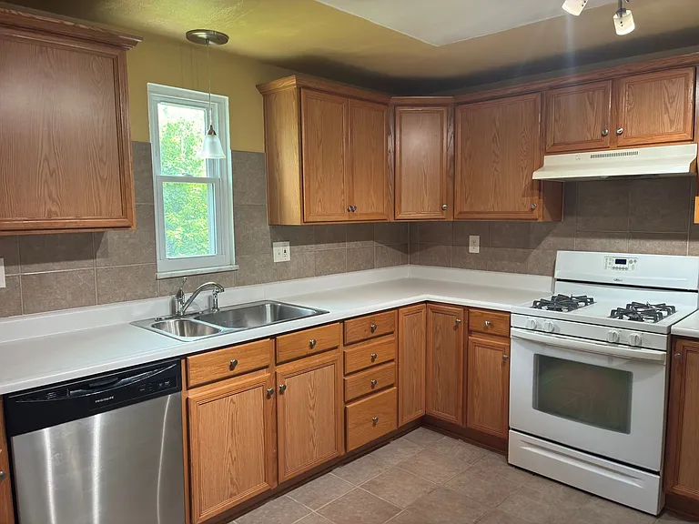 211 Verdant St — Photo 5