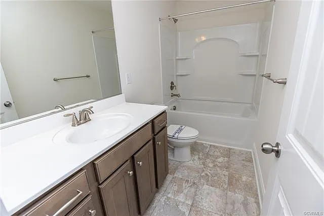 3rd level hall bath