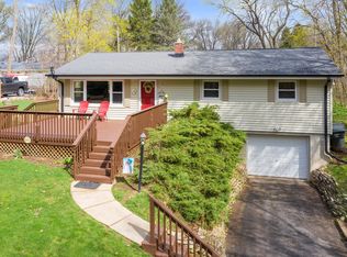 S108W29915 Pickering Dr, Mukwonago, WI 53149