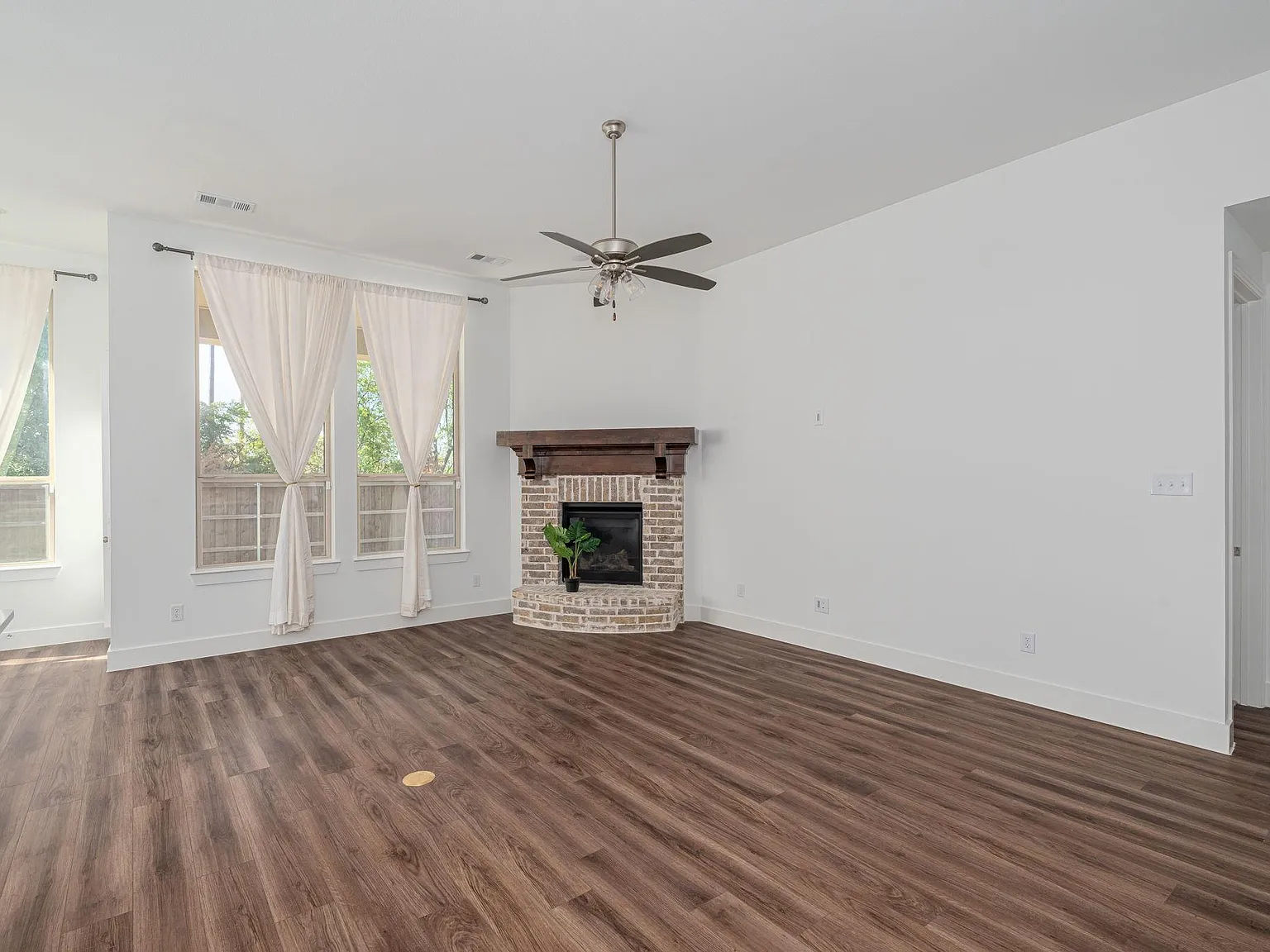 720 Wycliffe Dr — Photo 3